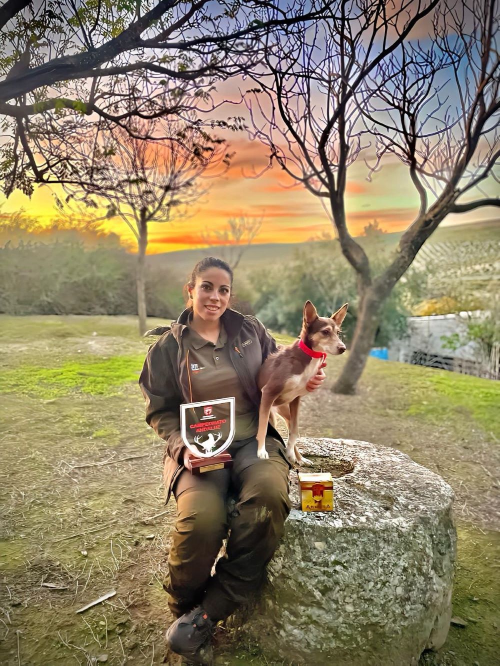 Mujer cazadora experta de Iberalia GO en modalidad de caza menor con perro.